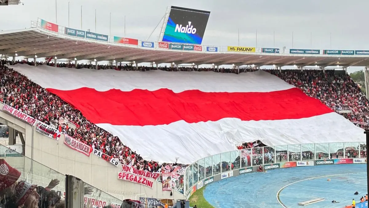 Bandera gigante hinchas River estadio Kempes Córdoba (Foto: Lautaro Botana)