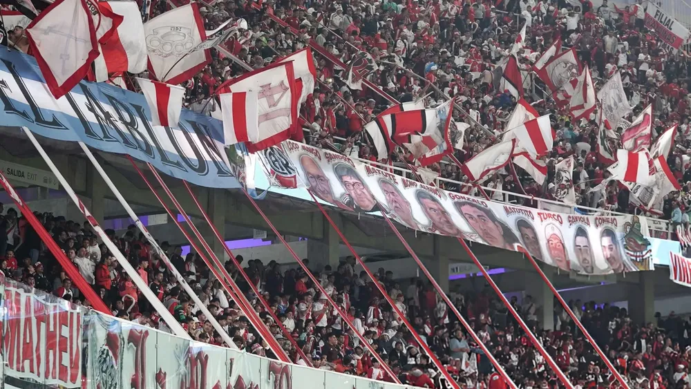 Hinchas River tribunas visitante