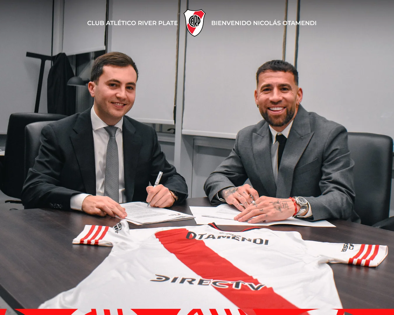 Nicolas Otamendi firma 
