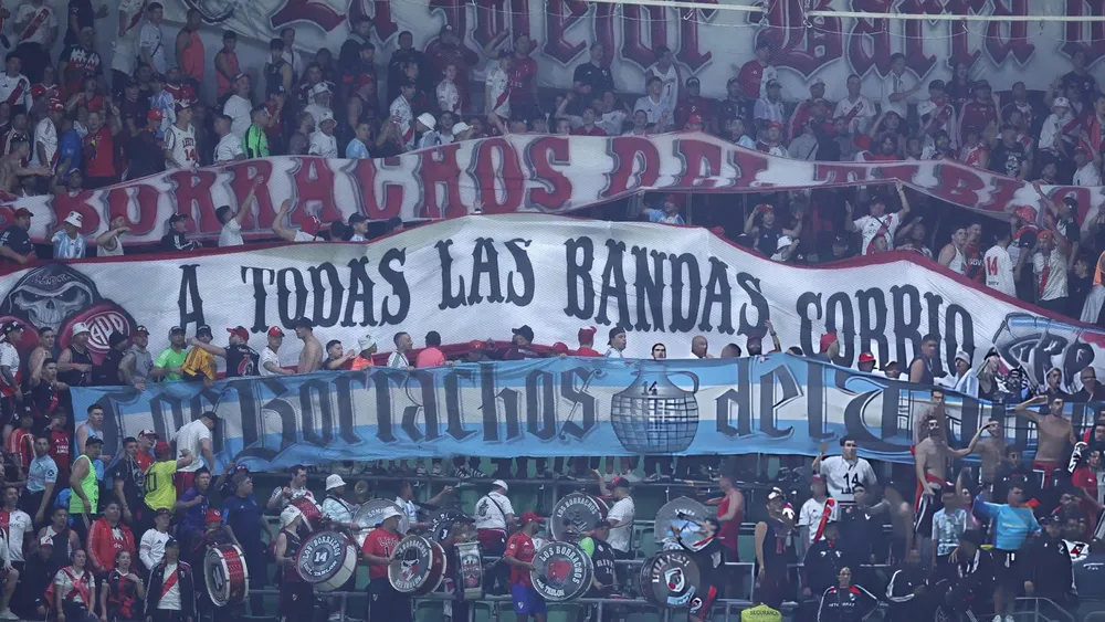 Hinchas River Brasil tribuna