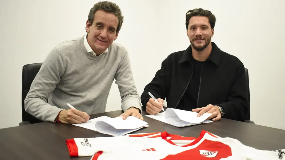 Jeremías Ledesma firmando River