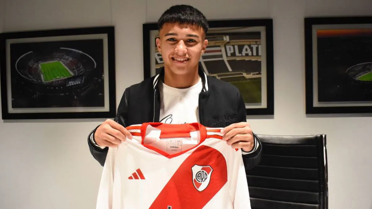 Felipe Esquivel firmó su primer contrato con River