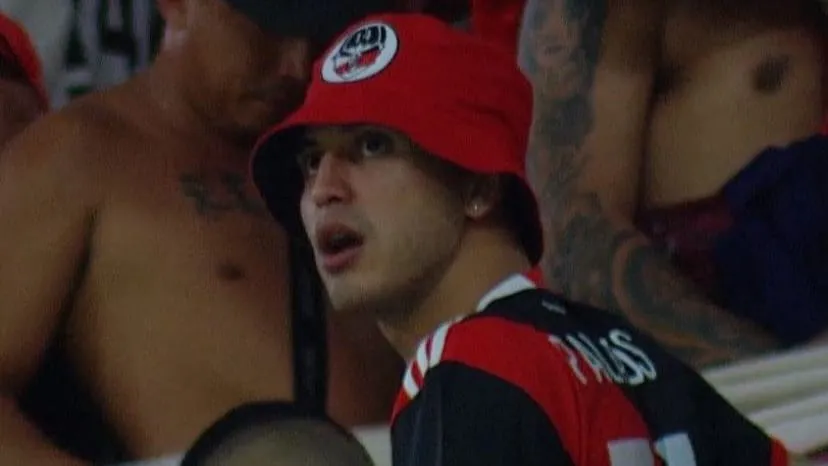 Exequiel Palacios presente tribuna River popular Trofeo Campeones (Foto: Transmisión TNT Sports)