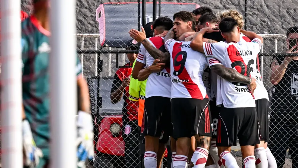 equipo festejo gol River