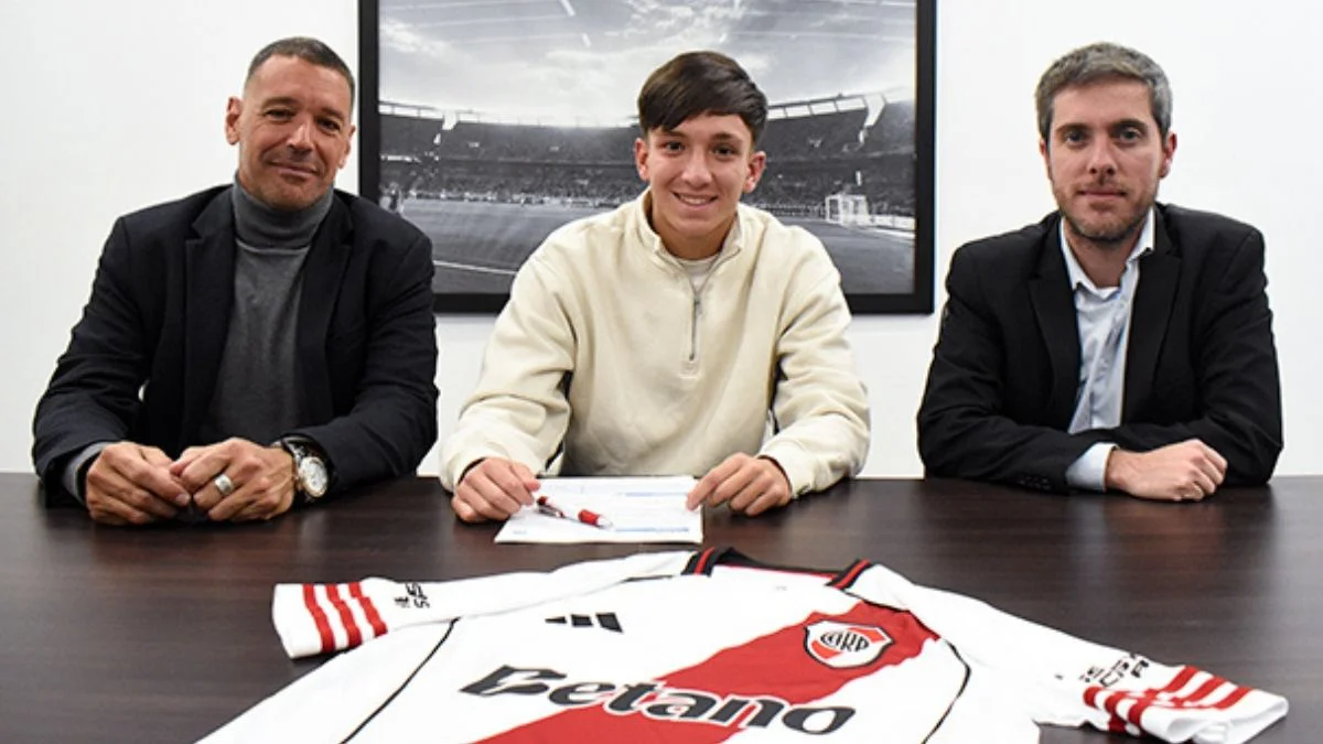 Galo Escobar firma. (Foto: River Plate)