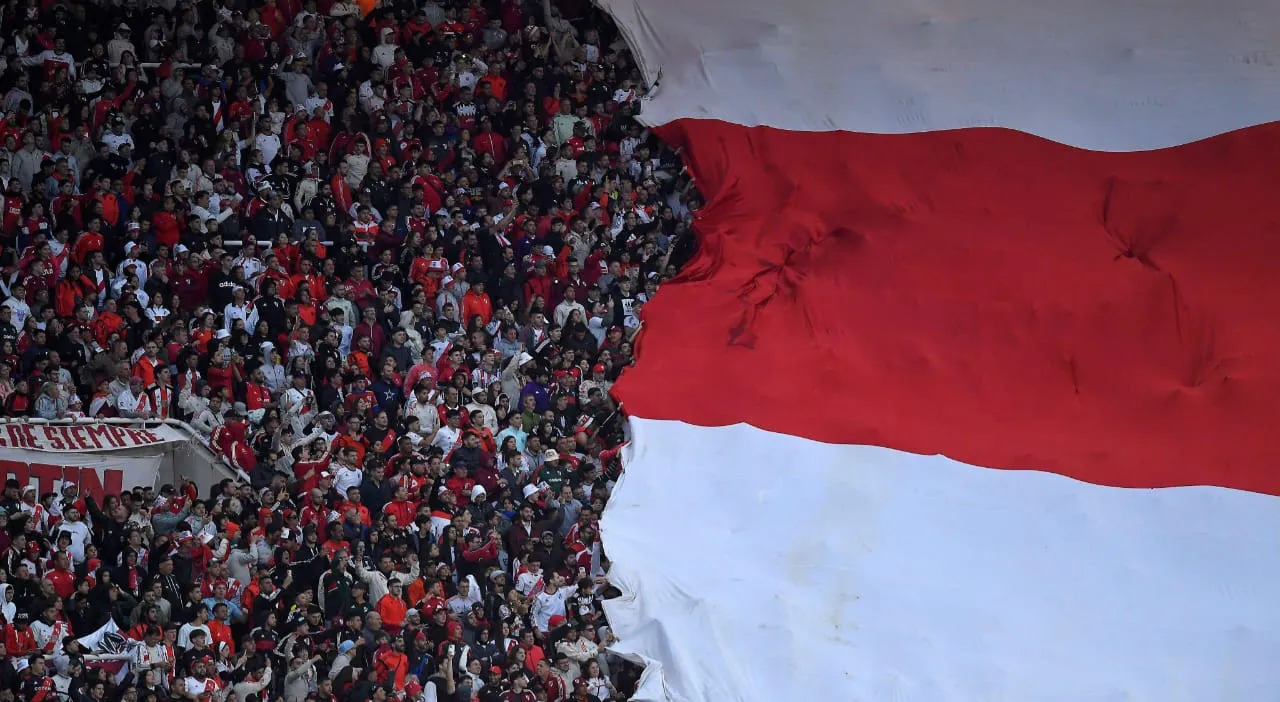 Bandera hinchas River Plate Córdoba estadio Kempes