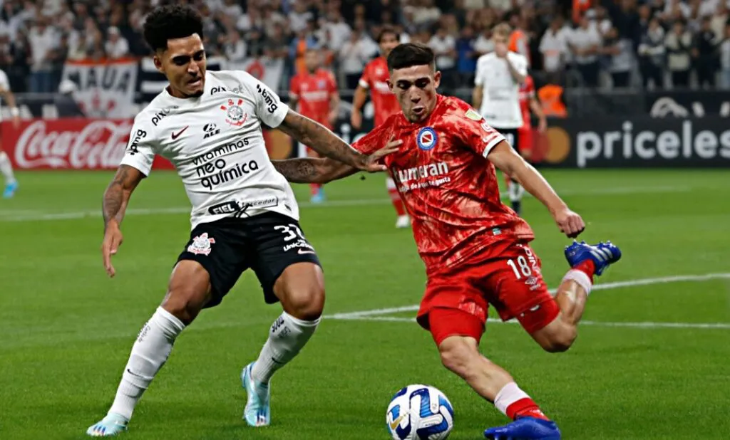 El picante cruce de Santiago Montiel con un ex Boca