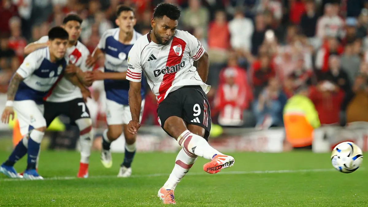 Borja errando el penal vs. Gimnasia.