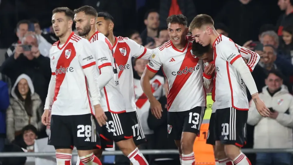 Equipo River abrazo festejo gol (Foto: Getty Images)