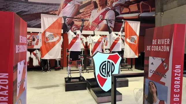 Está a la venta la nueva indumentaria de River