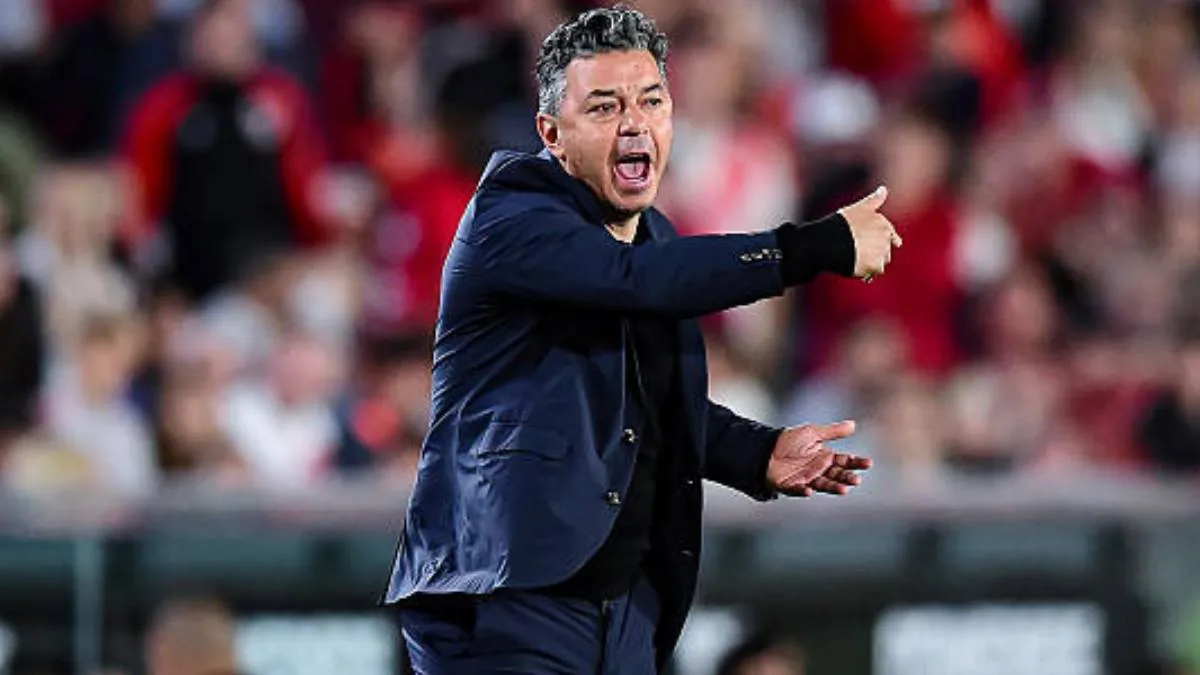 Gallardo dirigiendo