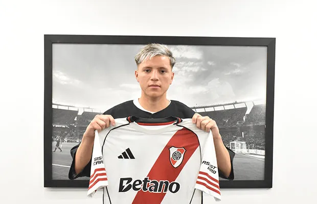 Tobías Goytía firmó su primer contrato como profesional