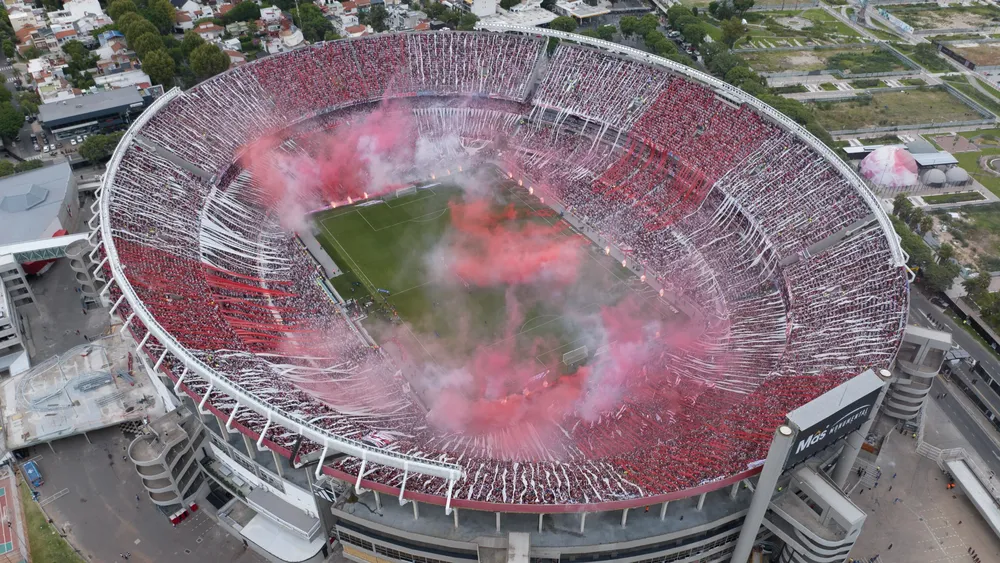 Estadio Monumental River día rojo y blanco